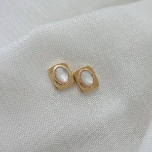 BRINCO RETANGULAR COM MADREPÉROLA OVAL. BANHADO A OURO 18K.