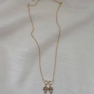 COLAR FILHAS (CORAÇÃO COM 2 MENINAS CRAVEJADAS). 45CM DE COMPRIMENTO E 5CM DE REGULAGEM. BANHADO A OURO 18K.