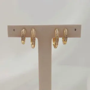 DUO ARGOLA 2 FILEIRAS CRAVEJADAS. TAMANHO M E G. BANHADO A OURO 18K.