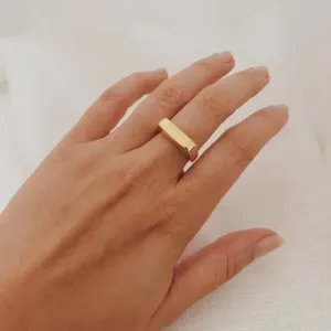 ANEL CHAPA RETANGULAR ENCORPADO. BANHADO A OURO 18K.