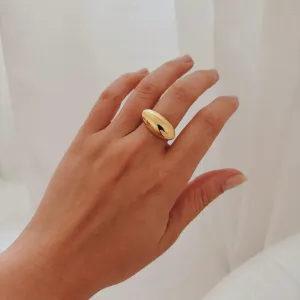 ANEL ENCORPADO OVAL. BANHADO A OURO 18K.