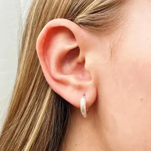 ARGOLA COM DETALHE TEXTURIZADO. TAMANHO G. EM PRATA 925.