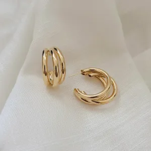 BRINCO ARGOLA COM 3 FIOS. 3CM DE ALTURA. BANHADO A OURO 18K.