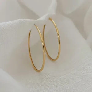 BRINCO ARGOLÃO FINO 5CM. FECHO ENCAIXE. BANHADO A OURO 18K.