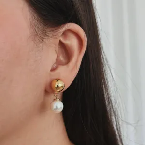 BRINCO BOLINHA DOURADA E PÉROLA. BANHADO A OURO 18K.