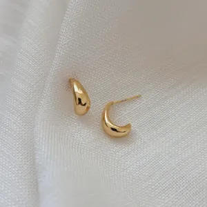BRINCO MEIA ARGOLA GOTA. BANHADO A OURO 18K.
