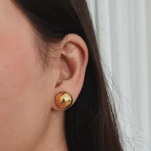 BRINCO MEIA ESFERA DOURADA. BANHADO A OURO 18K.
