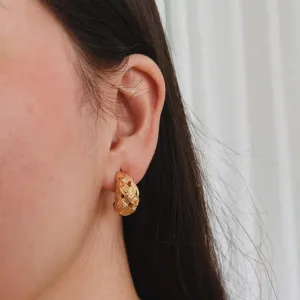 BRINCO MEIA LUA TRANÇADA TEXTURIZADA. BANHADO A OURO 18K.