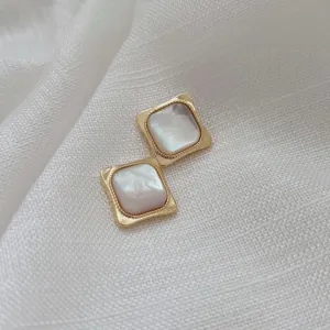 BRINCO QUADRADO COM MADREPÉROLA. BANHADO A OURO 18K.