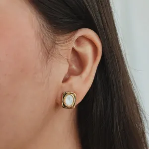 BRINCO RETANGULAR COM MADREPÉROLA OVAL. BANHADO A OURO 18K.