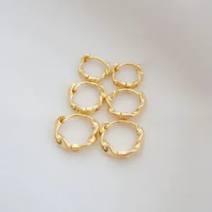 BRINCO ARGOLA TORCIDA. TAMANHO P. BANHADA A OURO 18K.