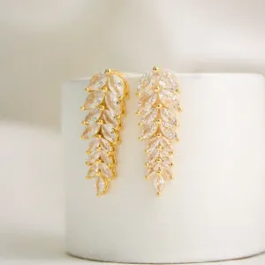 BRINCO FOLHA DE ZIRCÔNIAS. BANHADO A OURO 18K.
