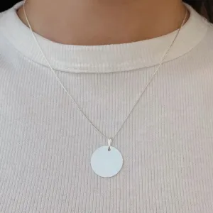 COLAR PERSONALIZADO MEDALHA 20MM PRATEADO. 45CM DE COMPRIMENTO E 5CM DE REGULAGEM. BANHADO A PRATA.