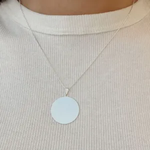 COLAR PERSONALIZADO MEDALHA 24MM PRATEADO. 45CM DE COMPRIMENTO E 5CM DE REGULAGEM. BANHADO A PRATA.