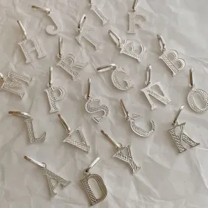PINGENTE BÁSICO LETRA K. EM PRATA 925.