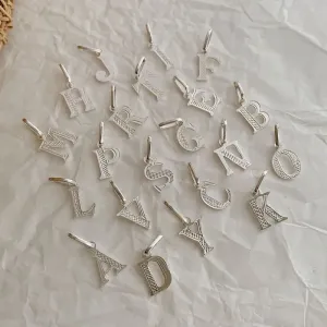 PINGENTE BÁSICO LETRA S. EM PRATA 925.