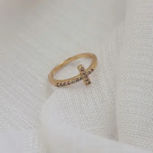 ANEL CRUZ HORIZONTAL CRAVEJADA. BANHADO A OURO 18K.