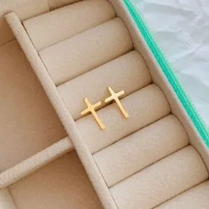BRINCO DE CRUZ. 1,2CM DE ALTURA. BANHADO A OURO 18K.