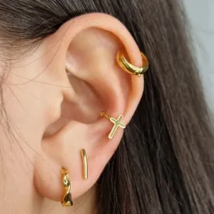 PIERCING COM CRUZ. BANHADO A OURO 18K.
