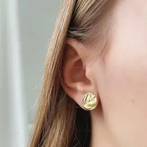 BRINCO CÍRCULO AMASSADO. 1,CM DE DIÂMETRO.BANHADO A OURO 18K