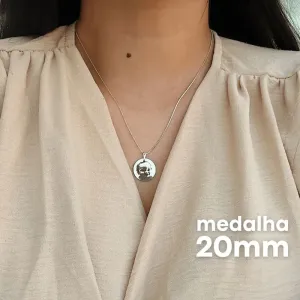 COLAR PERSONALIZADO MEDALHA 20MM PRATEADO. 45CM DE COMPRIMENTO E 5CM DE REGULAGEM. BANHADO A PRATA.