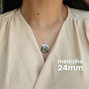 COLAR PERSONALIZADO MEDALHA 24MM PRATEADO. 45CM DE COMPRIMENTO E 5CM DE REGULAGEM. BANHADO A PRATA.