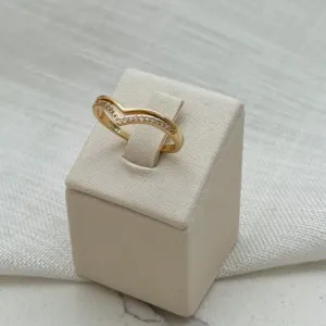 ANEL 2 V'S (LISO E CRAVEJADO). TAMANHO 17. BANHADO A OURO 18K.