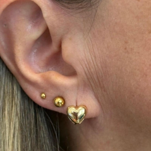 BRINCO ARGOLA DE CORAÇÃO COM CLICK. BANHADO A OURO 18K.