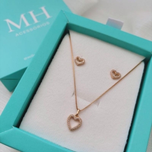 CONJUNTO  CORAÇÃO CRAVEJADO. BANHADO A OURO 18K.