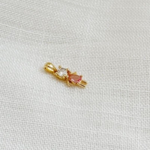 PINGENTE MENINA COM PEDRA ROSA. BANHADO A OURO 18K.