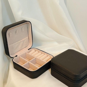 MINI PORTA JOIAS PORTÁTIL PARA VIAGEM NA COR PRETO.