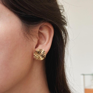 BRINCO CÍRCULO TRAMA. BANHADO A OURO 18K.