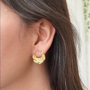 BRINCO CÍRCULO VAZADO VÓRTICE. BANHADO A OURO 18K.