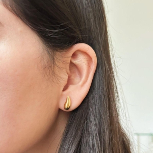 BRINCO MINI VÍRGULA. BANHADO A OURO 18K.