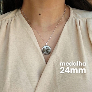 COLAR PERSONALIZADO MEDALHA 25MM PRATEADO. 45CM DE COMPRIMENTO E 5CM DE REGULAGEM. BANHADO A PRATA.