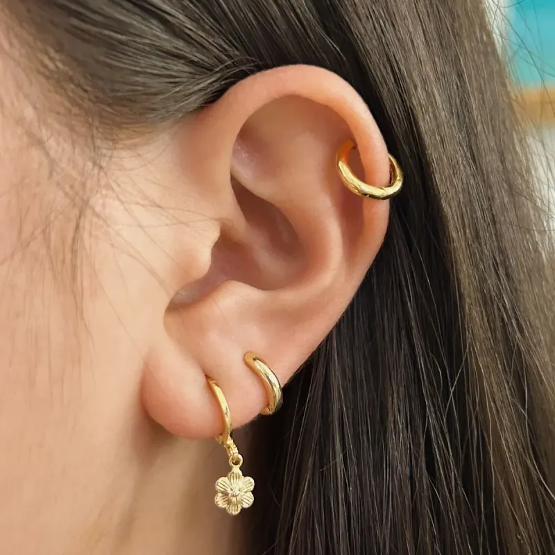 ARGOLA COM PINGENTE DE FLORZINHA. BANHADA A OURO 18K.
