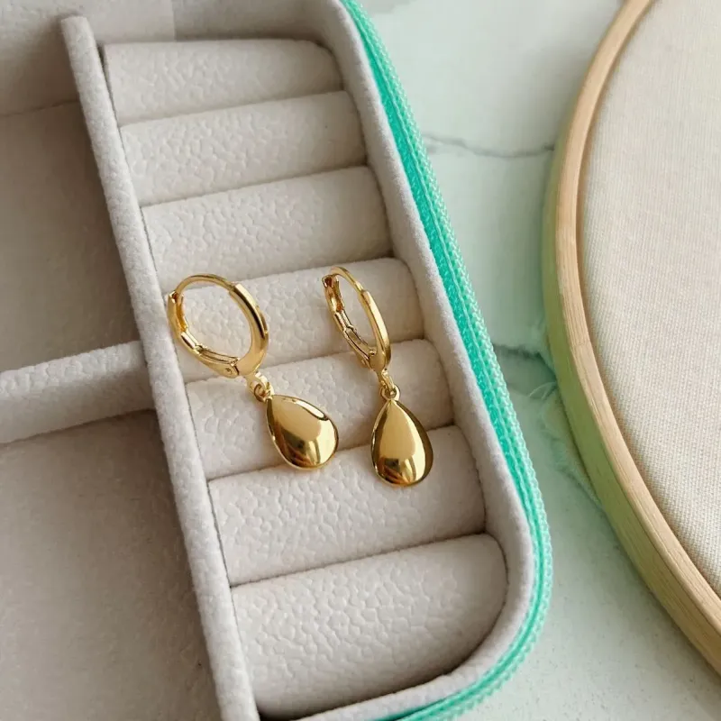 ARGOLA COM PINGENTE DE GOTA LISA. BANHADA A OURO 18K.