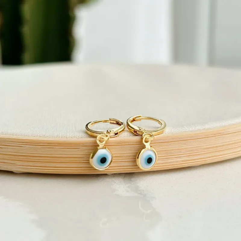ARGOLA COM PINGENTE DE OLHO GREGO. BANHADA A OURO 18K.
