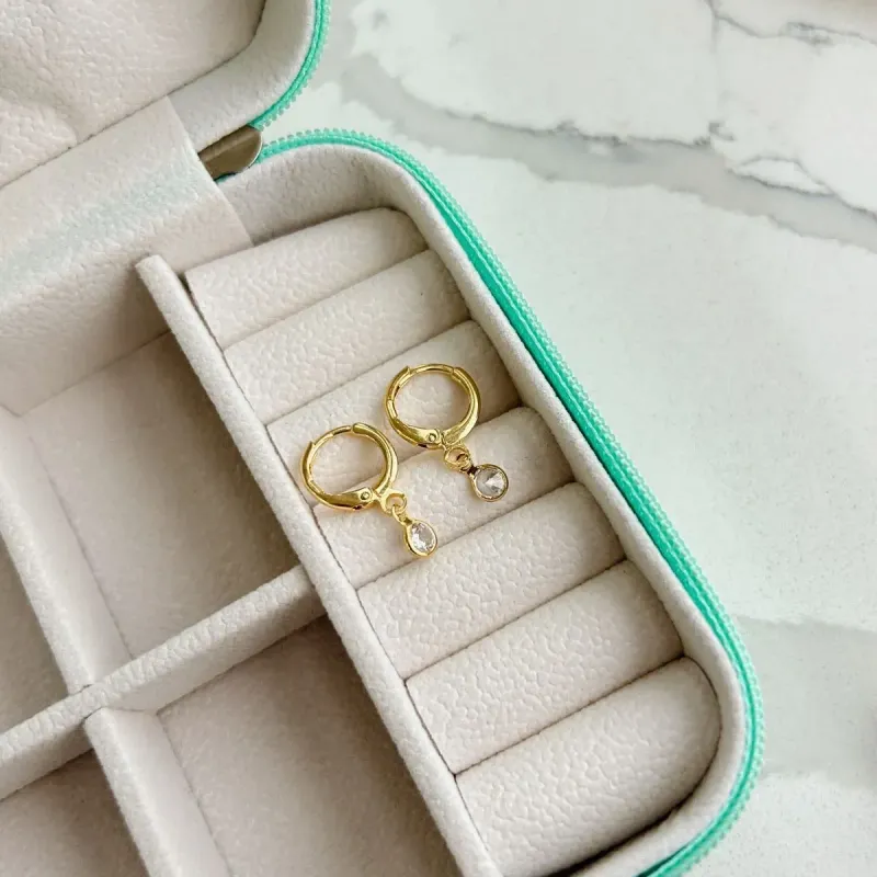ARGOLA COM PINGENTE DE PONTO DE LUZ. BANHADA A OURO 18K.