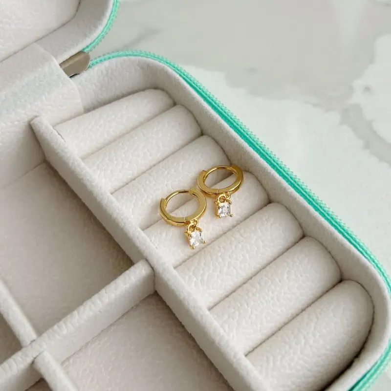 ARGOLA COM PINGENTE DE ZIRCÔNIA QUADRADA. BANHADA A OURO 18K.