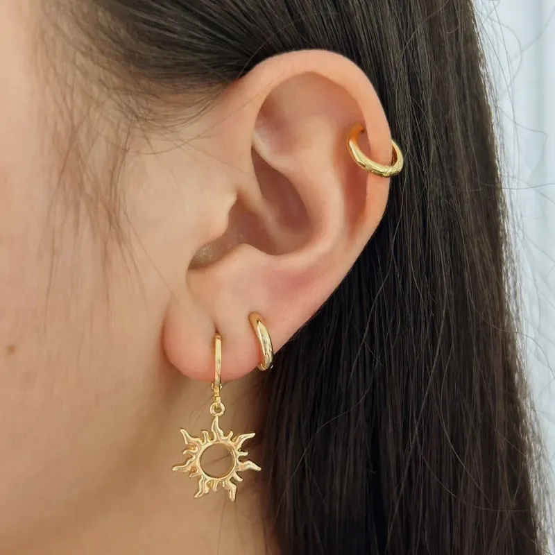 ARGOLA COM PINGENTE SOL DA RAPUNZEL. BANHADA A OURO 18K.