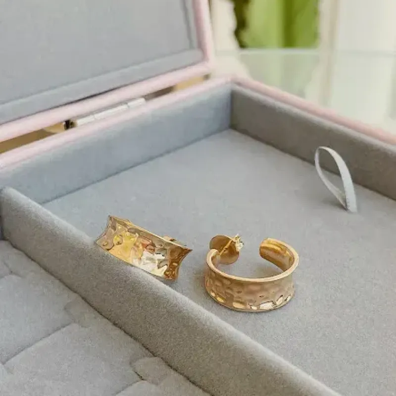 ARGOLA MARTELADA. BANHADA A OURO 18K.