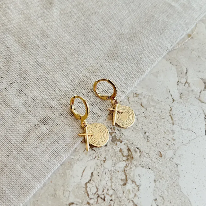 ARGOLA COM MEDALHA DE PAI NOSSO E CRUZ. BANHADA A OURO 18K.