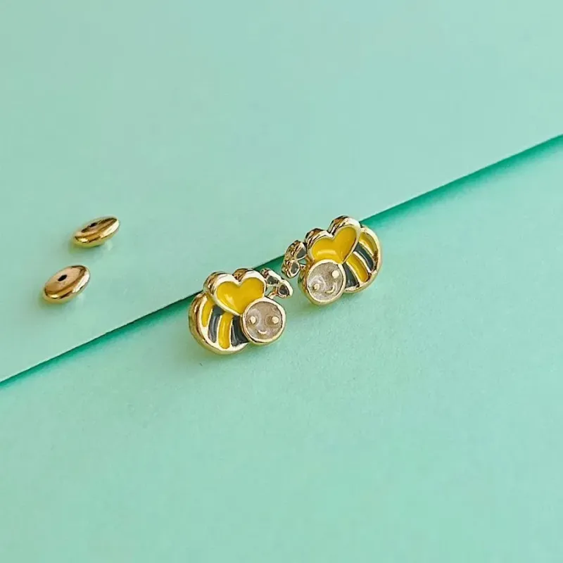 BRINCO INFANTIL ABELHA COM TARRAXA BABY. BANHADO A OURO 18K.
