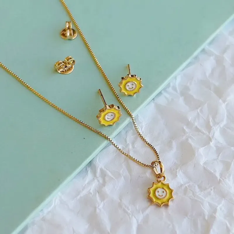 CONJUNTO INFANTIL SOLZINHO COM RESINA. 35CM DE COMPRIMENTO. BANHADO A OURO 18K.