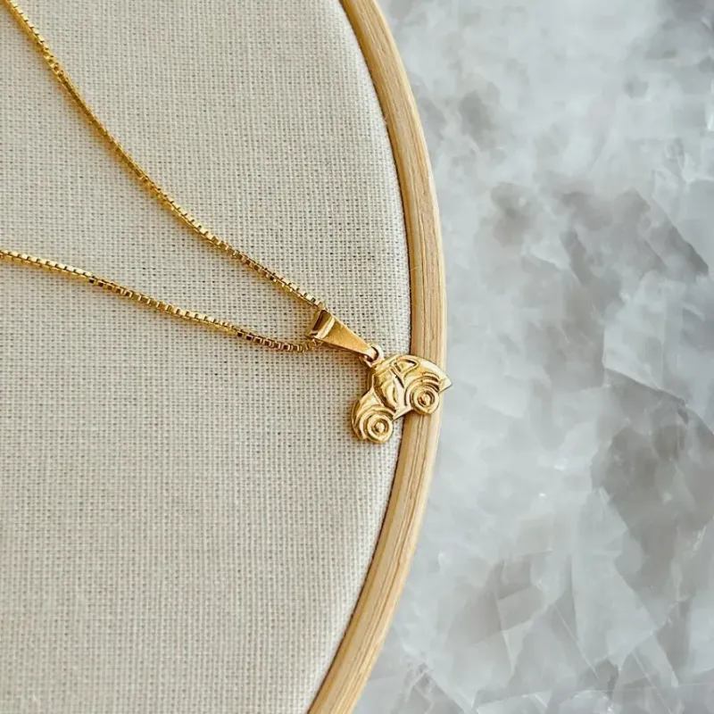 PINGENTE FUSCA. BANHADO A OURO 18K.