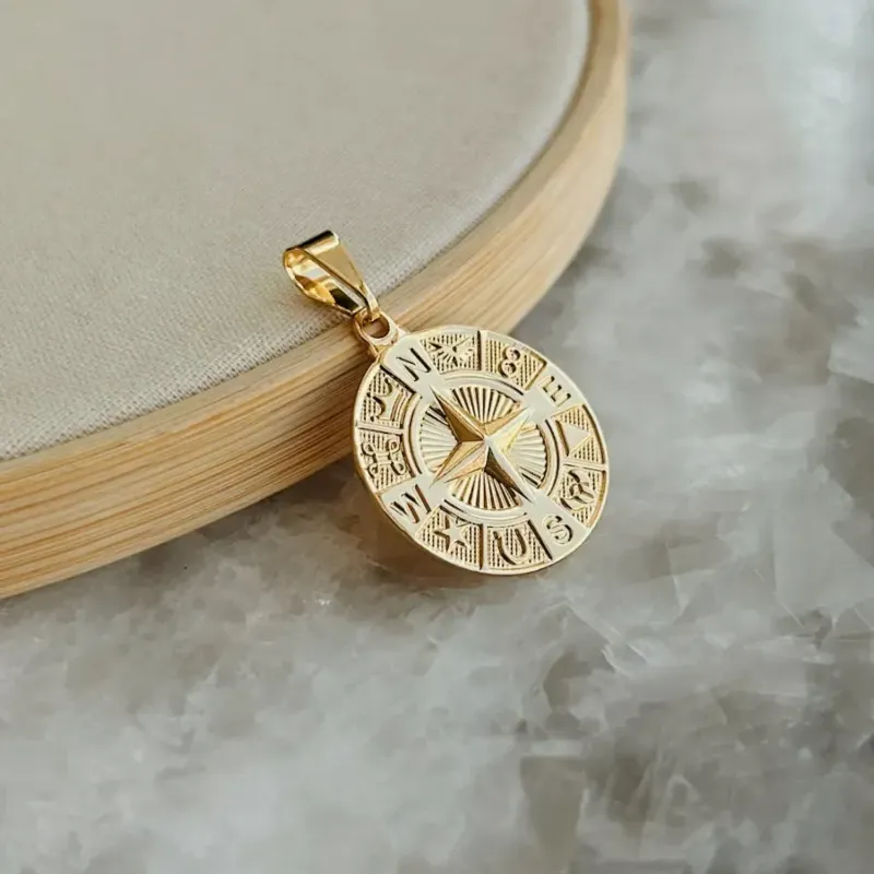 PINGENTE MEDALHA ROSA DOS VENTOS. BANHADO A OURO 18K.