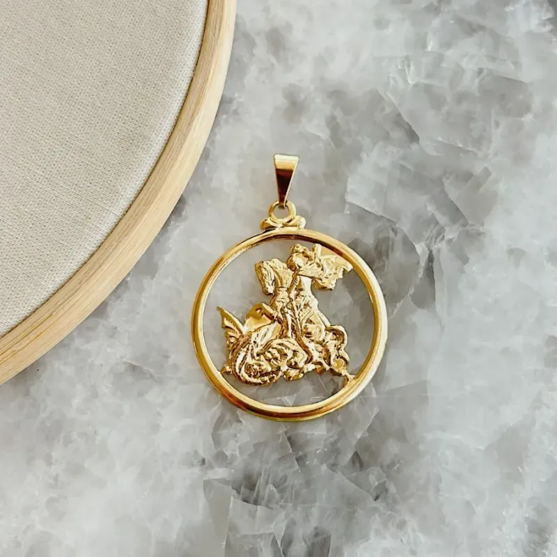 PINGENTE MEDALHA VAZADA DE SÃO JORGE. BANHADO A OURO 18K.