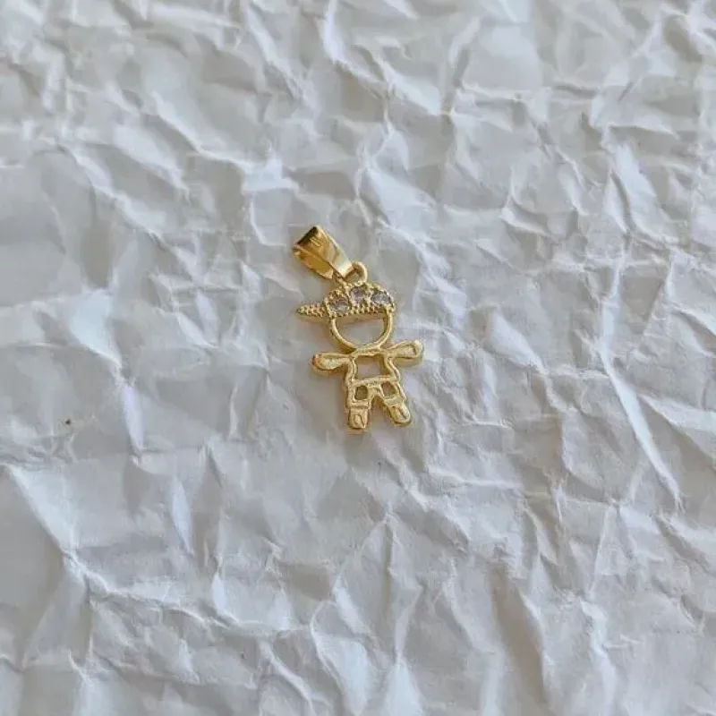 PINGENTE MENINO COM BONÉ CRAVEJADO.  BANHADO A OURO 18K.