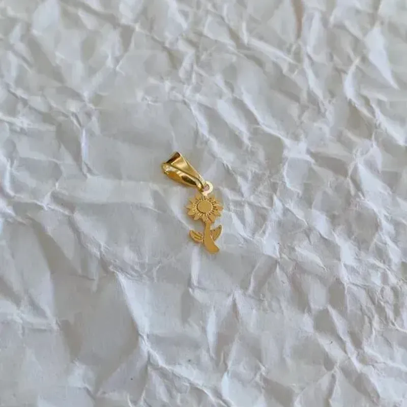 PINGENTE MINI GIRASSOL. BANHADO A OURO 18K.